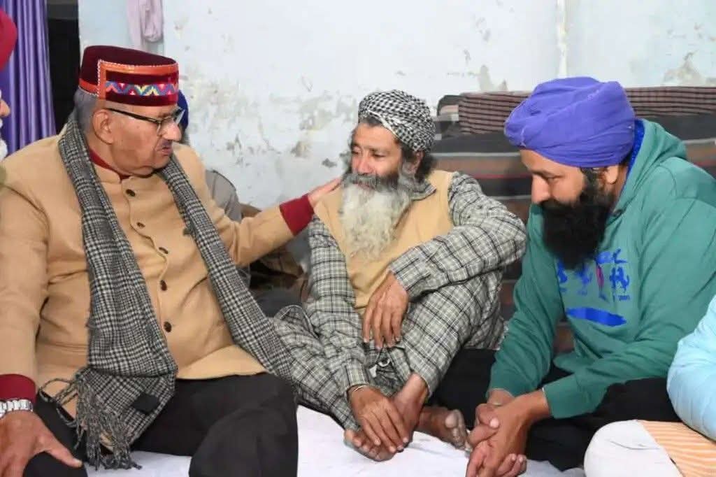 कृषि मंत्री गणेश जोशी ने मृतक किसान के परिजनों से की मुलाकात, हर संभव मदद का दिया भरोसा