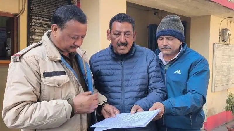 बेटी की मौत पर हत्या के शक में कोतवाल लालकुआं को तहरीर देते हुए फफक पड़ा बेबस पिता