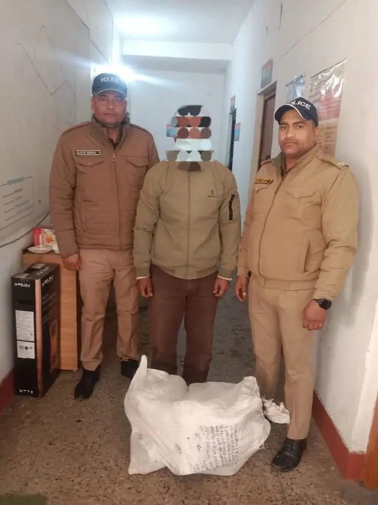 चोरों ने चंदन का पेड़ काटा, पुलिस ने किया गिरफ्तार