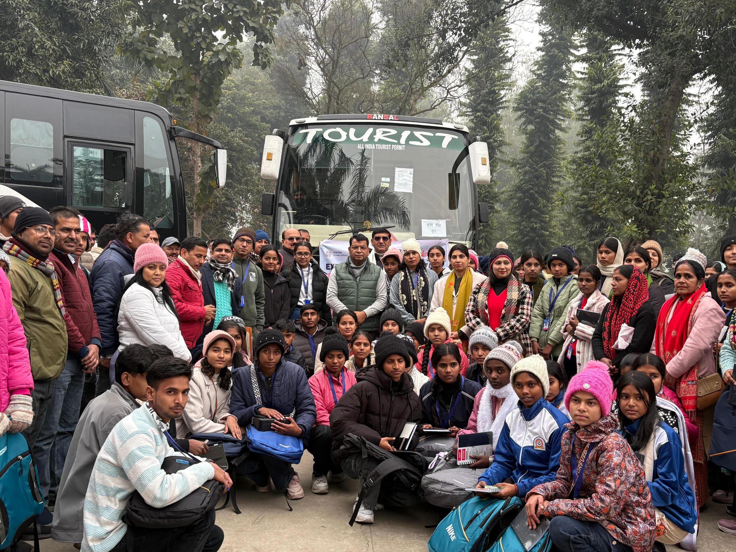 पीएम श्री राजकीय इंटर कॉलेज मे टॉपर छात्र- छात्राओं के 5 दिवसीय भ्रमण हेतु विधायक शिव अरोरा ने बसों को हरि झंडी दिखाकर किया रवाना