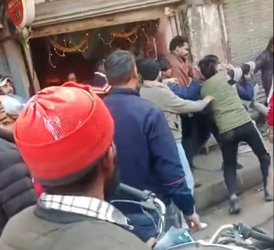 दिनदहाड़े रेलवे क्रॉसिंग पर युवकों को लाठी डंडों से पीटा! वीडियो वायरल..