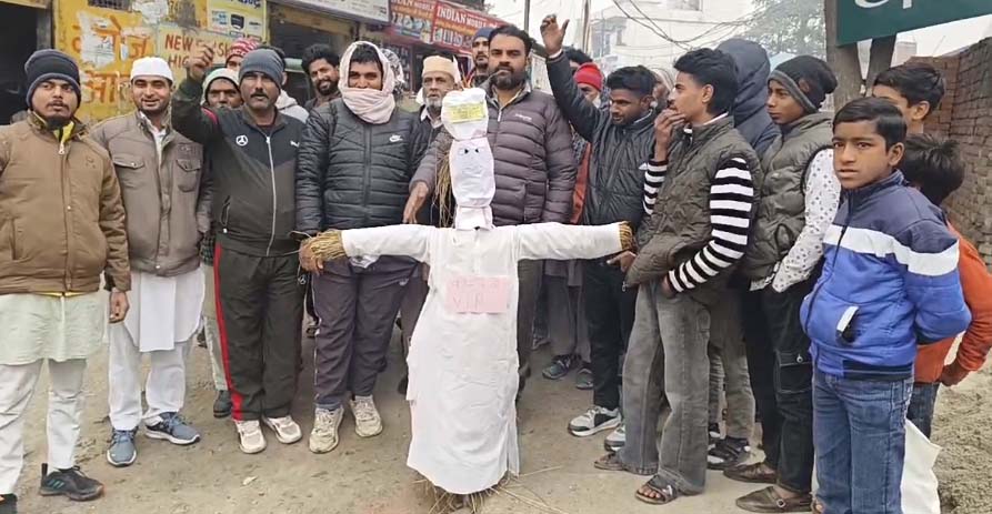 अंकिता भंडारी मामले को लेकर भूतबंगला गेट पर मुश्लीम समुदाय ने फूंका वीआईपी का पुतला