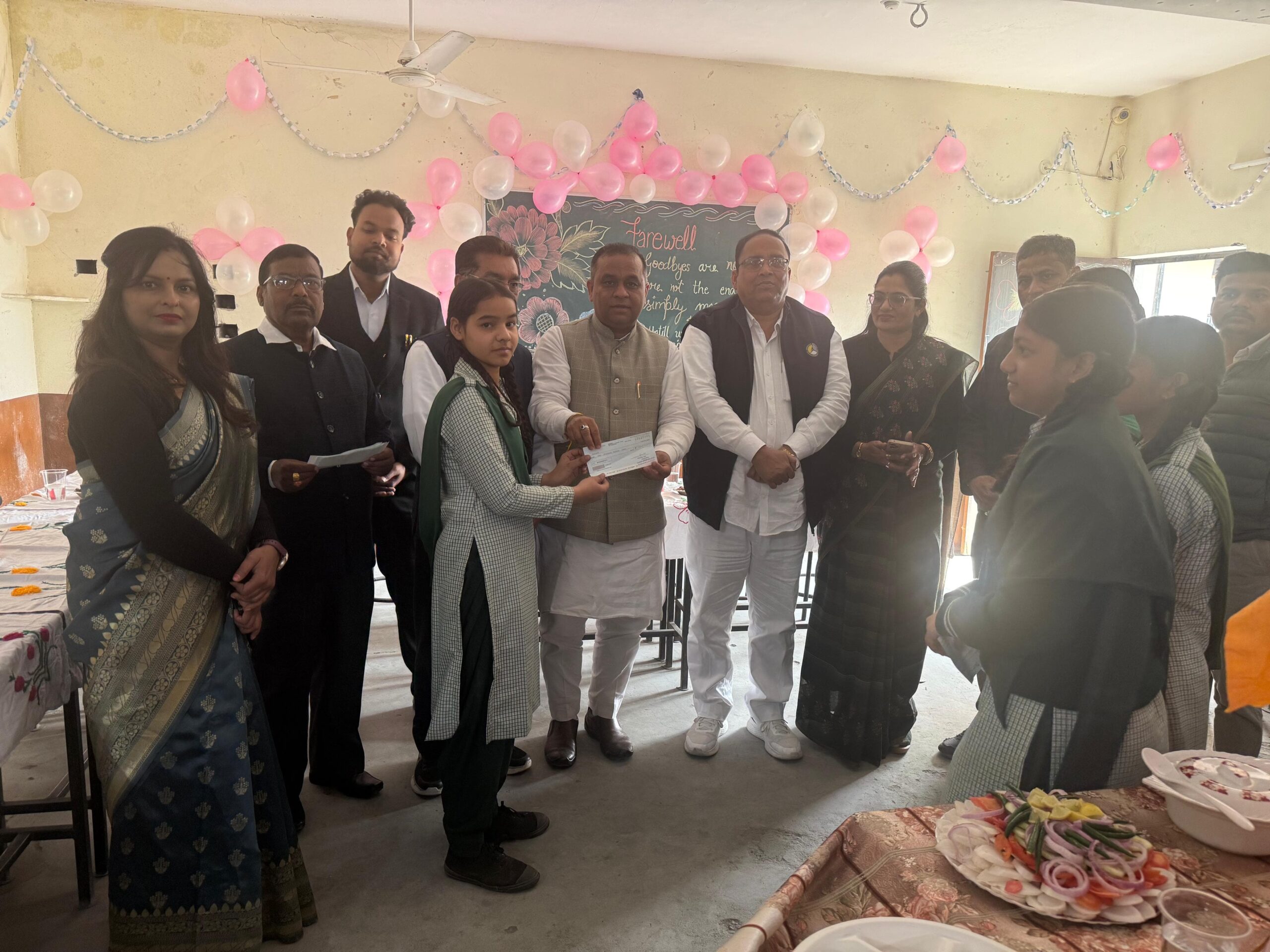 भारत भूषण चुघ ने छात्र-छात्राएं को वितरित किये चेक