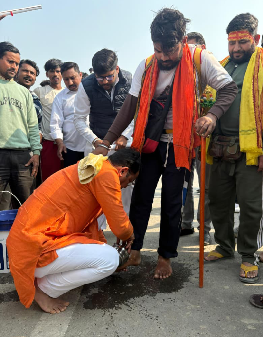 विधायक शिव अरोरा ने हरिद्वार से पवित्र जल लेकर आये कावरियो के चरण धोकर किया स्वागत