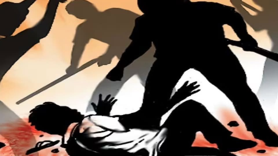 किराया विवाद में शर्मनाक हरकत! टैक्सी ड्राइवर को जूतों की माला पहनाकर किया अपमानित