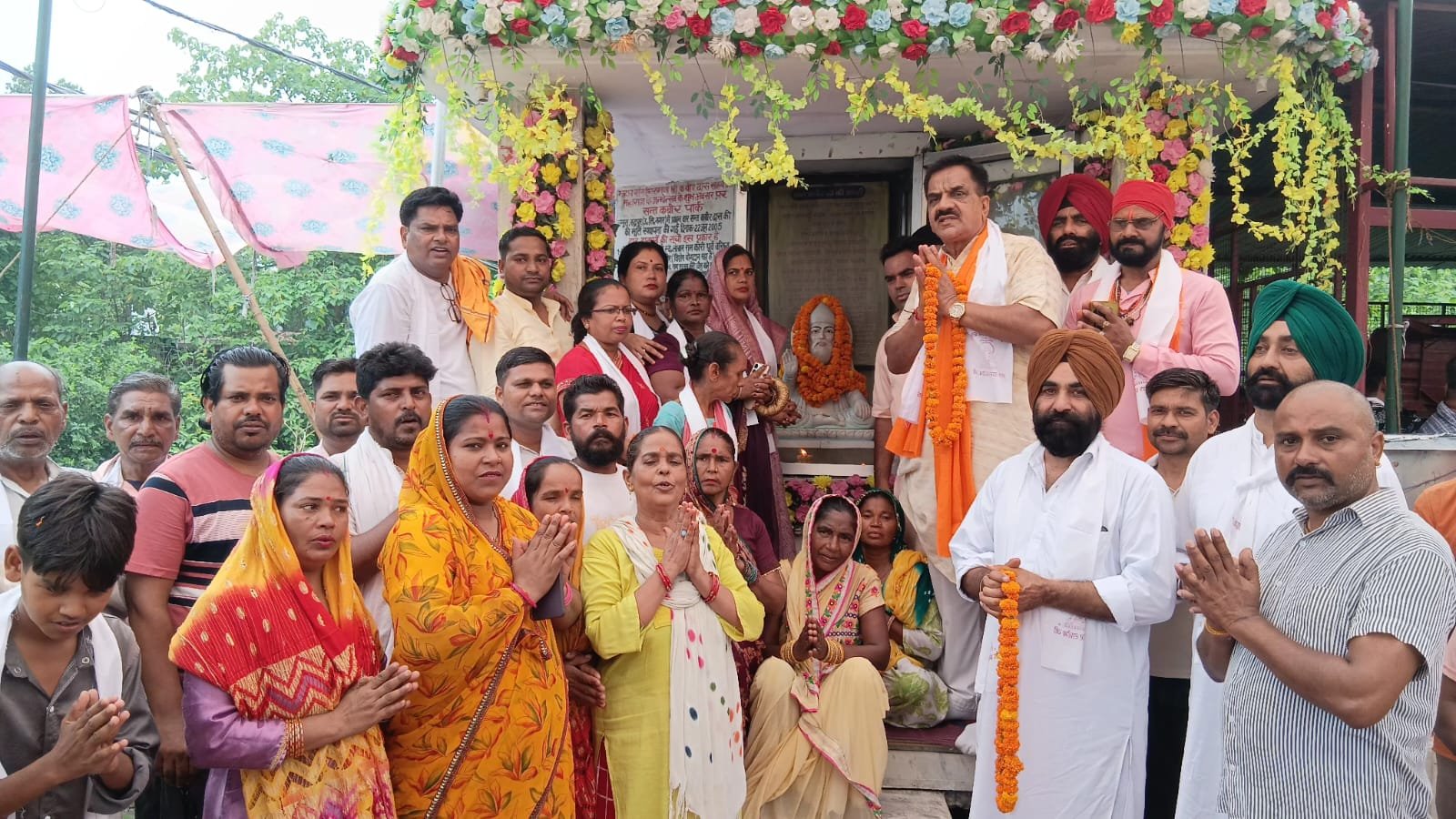 संत कबीर की जयंती पर कांग्रेस कार्यकर्ताओं ने किया माल्यार्पण, उनके बताए मार्ग पर चलने का लिया संकल्प