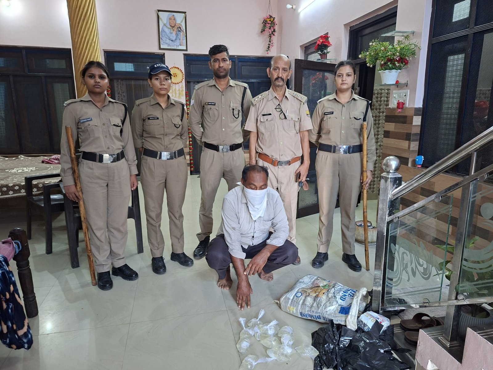 बाजपुर में आबकारी विभाग की बड़ी कार्रवाई, कई क्षेत्रों में संयुक्त दबिश, 8 लीटर कच्ची शराब बरामद