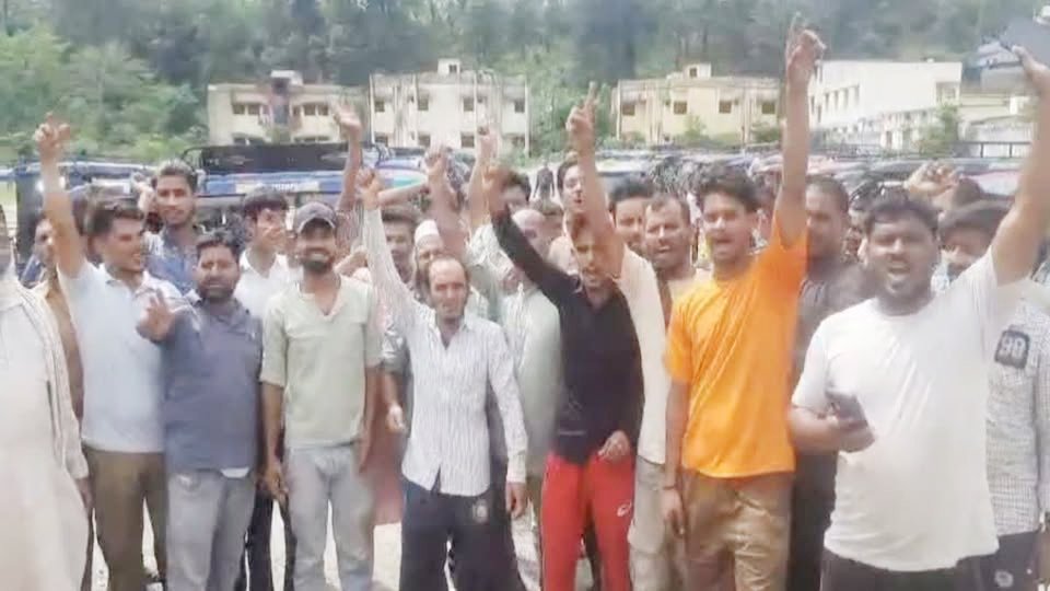 300 ई-रिक्शा चालक सड़कों पर उतरे, एप से वाहनों को रोककर अवैध वसूली का लगाया आरोप